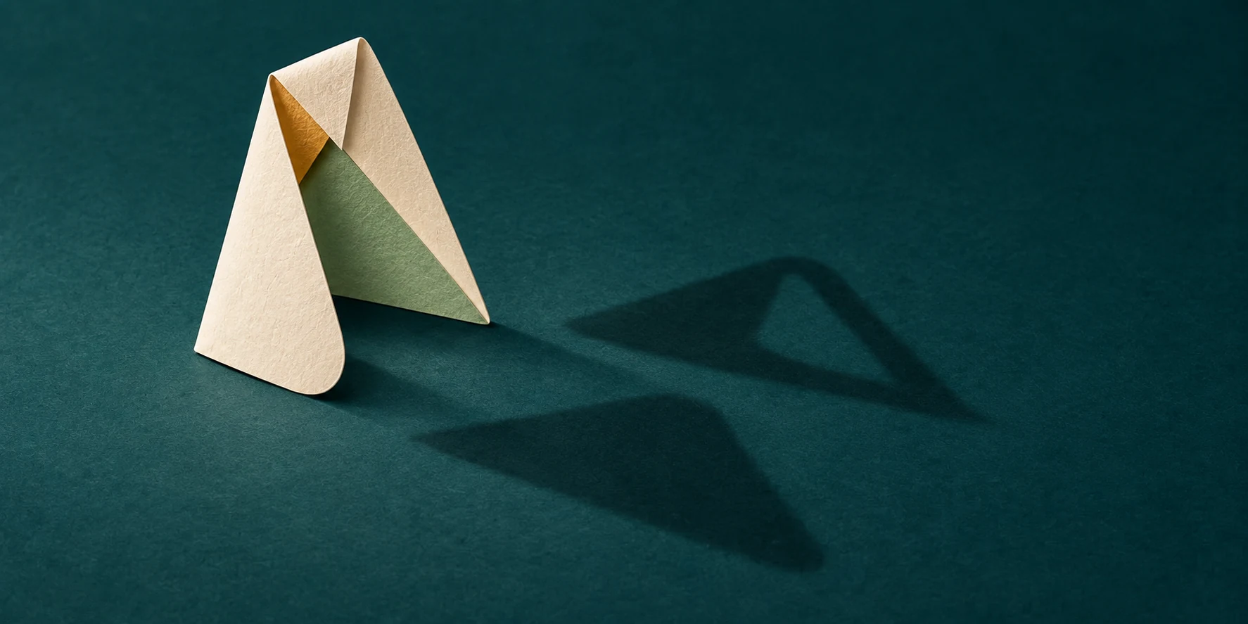 Eine gefaltete Papierform wirft zwei unterschiedliche Schatten: einen geschlossenen und einen offenen – eine Metapher für zwei ehrliche Lesarten derselben Vereinbarung.